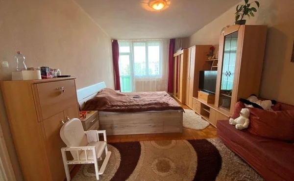 Belváros közelében, Ferenc körúton 2 szobás, erkélyes lakás eladó!